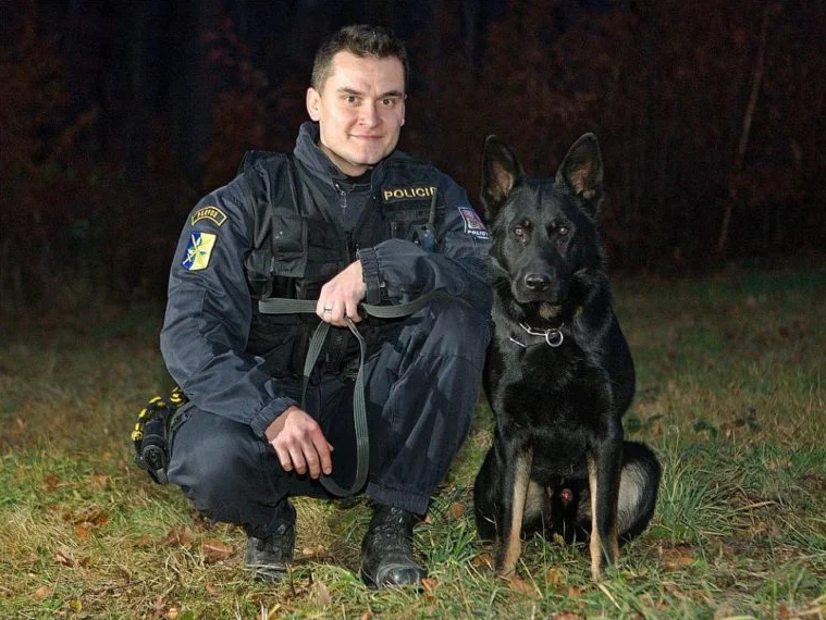 Radoslav Chlup - bývalý policejní kynolog, se služebním psem